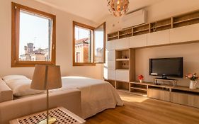 Sunny Nest Canal View In Venice Chic Movida